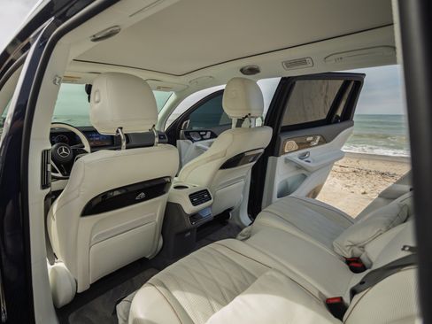 Used 2024 Mercedes-Benz Maybach GLS 600 4MATIC image 31