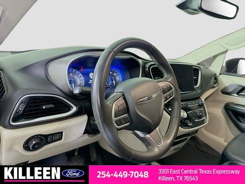 Used 2022 Chrysler Pacifica Touring-L FWD image 10