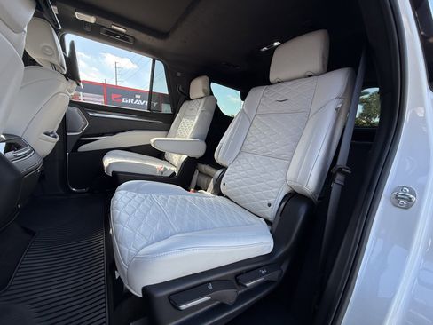 Used 2025 Cadillac Escalade V w/ LPO, ONYX Package image 14