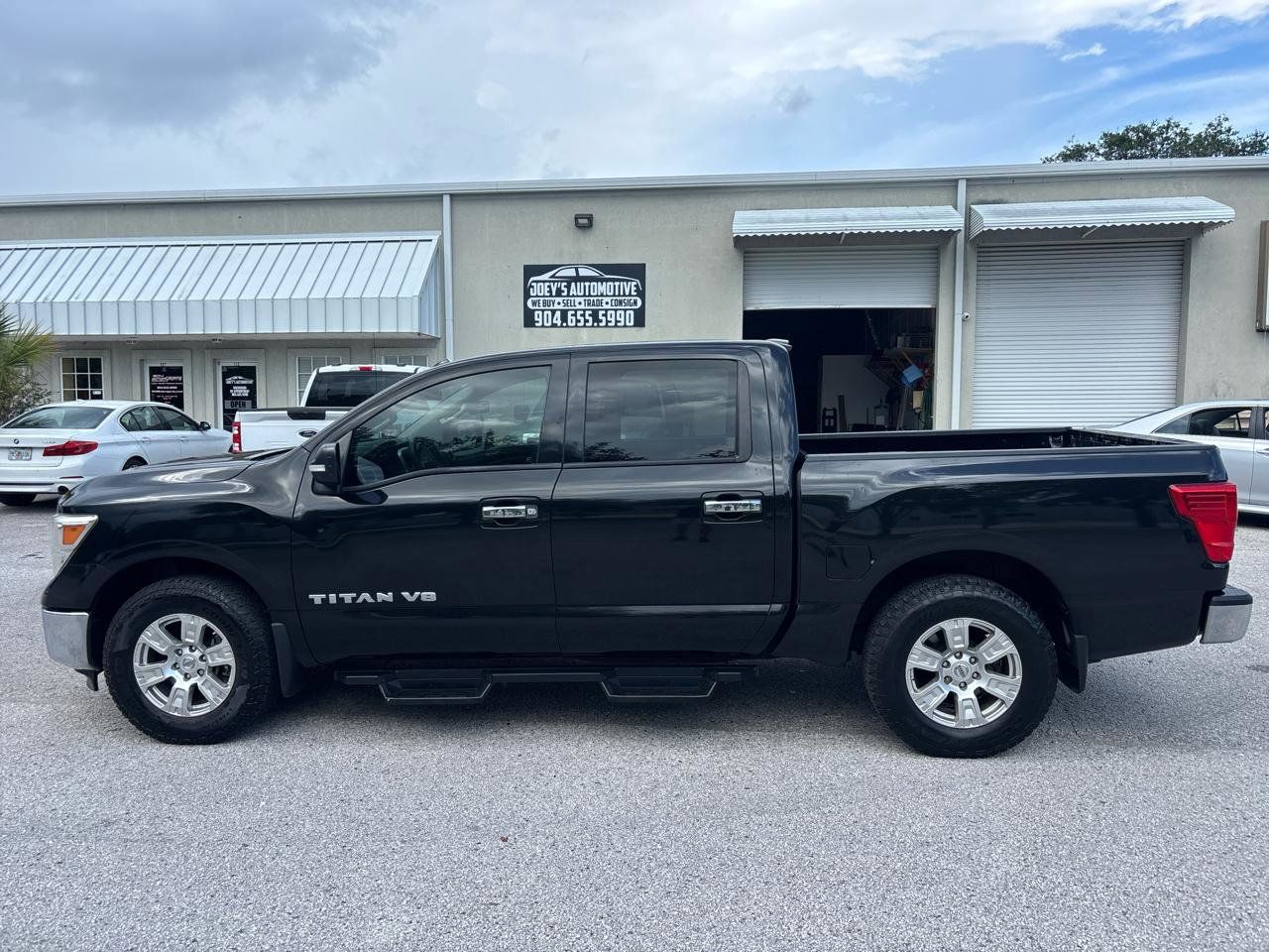 Used 2018 Nissan Titan SV RWD image 1