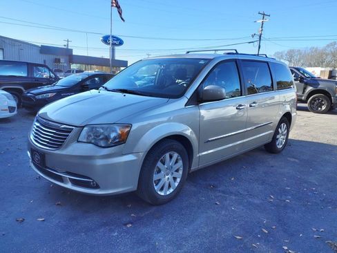 Used 2015 Chrysler Town & Country Touring w/ Driver Convenience Group FWD image 1