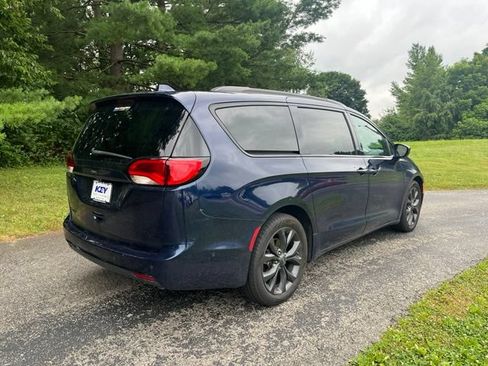 Used 2020 Chrysler Pacifica Touring-L w/ Advanced Safetytec Group FWD image 3