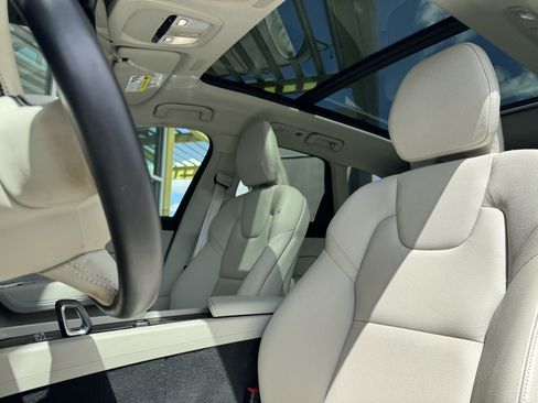Used 2022 Volvo XC60 B5 Momentum FWD image 21
