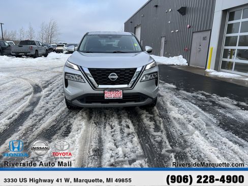 Used 2023 Nissan Rogue SV image 2