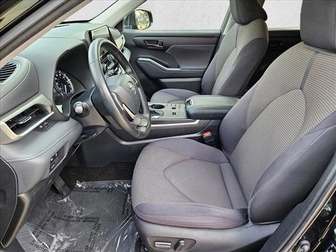 Used 2023 Toyota Highlander LE image 16
