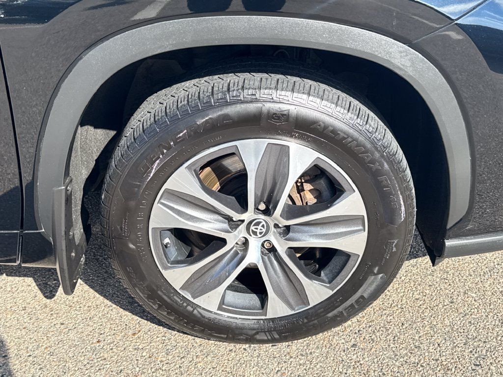 Used 2023 Toyota Highlander XLE AWD/4WD image 46