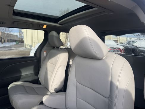 Used 2017 Toyota Sienna Limited image 16