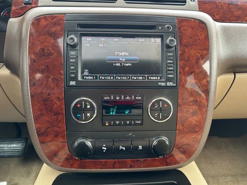 Used 2011 Chevrolet Suburban LT image 24