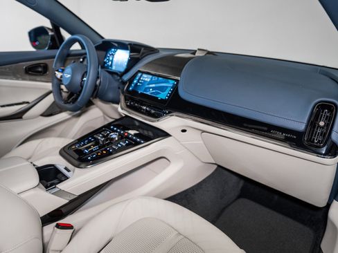 Used 2025 Aston Martin DBX 707 image 21