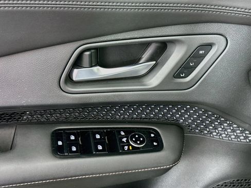 Used 2024 Nissan Ariya AWD image 18
