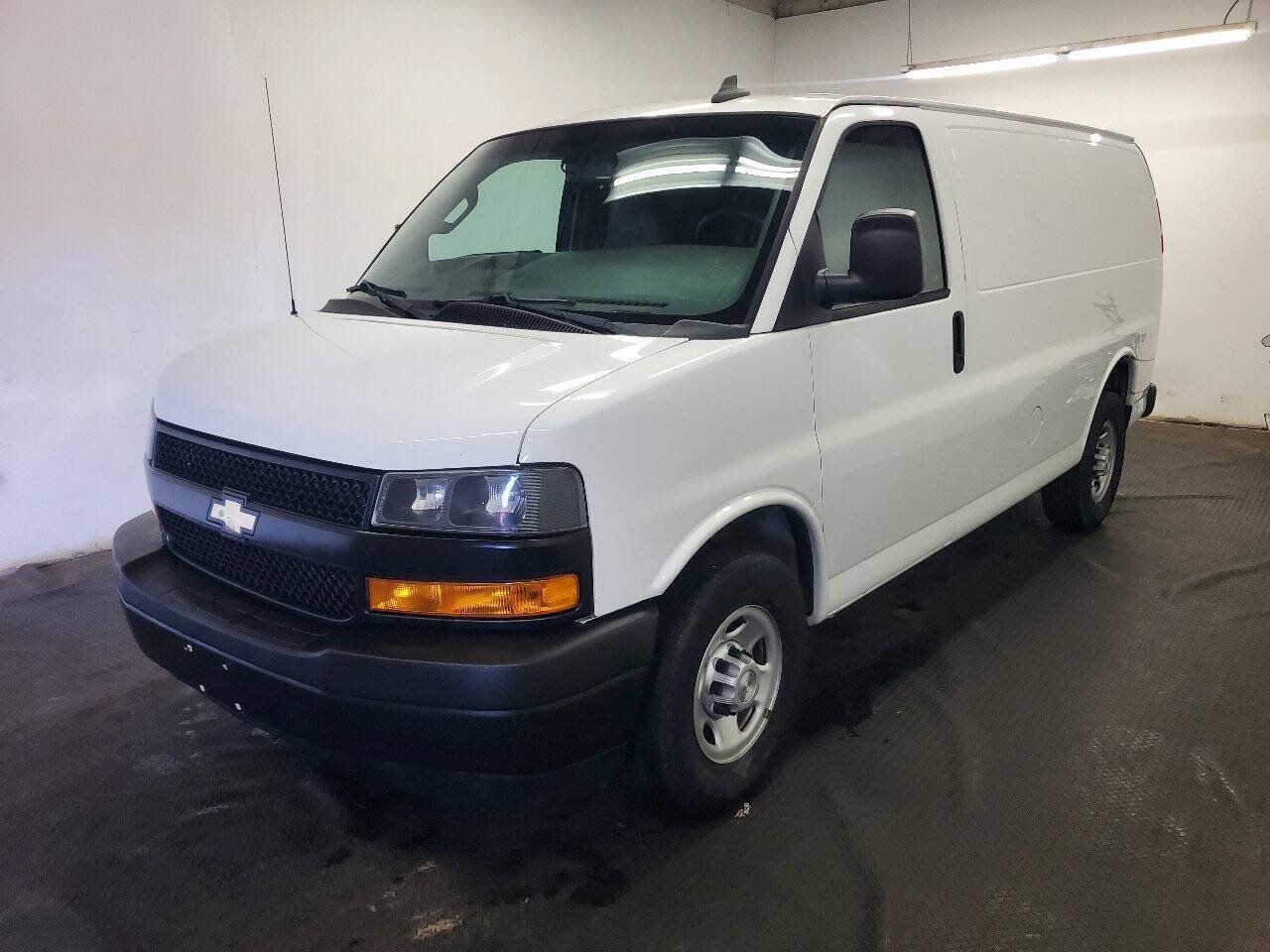 Used 2018 Chevrolet Express 2500 w/ Driver Convenience Package RWD image 1
