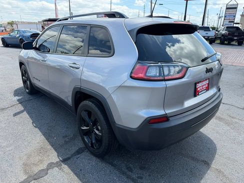 Used 2019 Jeep Cherokee Latitude Plus FWD image 3
