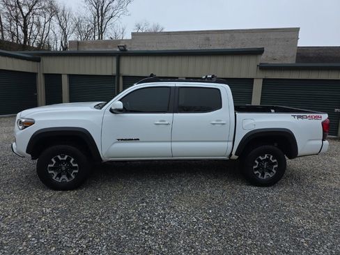 Certified 2019 Toyota Tacoma TRD Off-Road w/ Technology Package AWD/4WD image 2