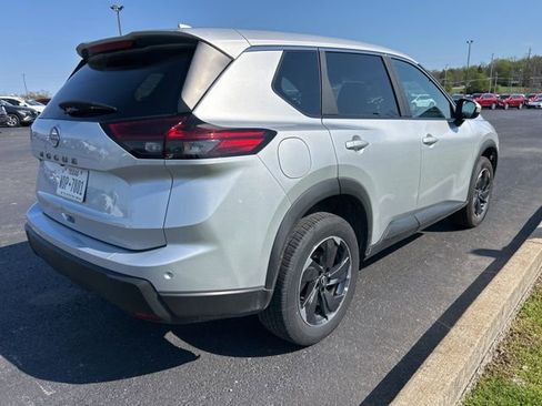 Used 2025 Nissan Rogue SV image 3
