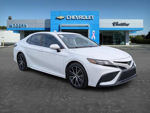 Used 2022 Toyota Camry SE w/ Convenience Package image 9
