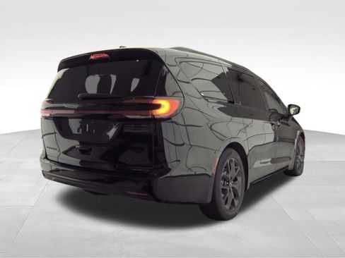 Used 2025 Chrysler Pacifica Limited FWD image 5