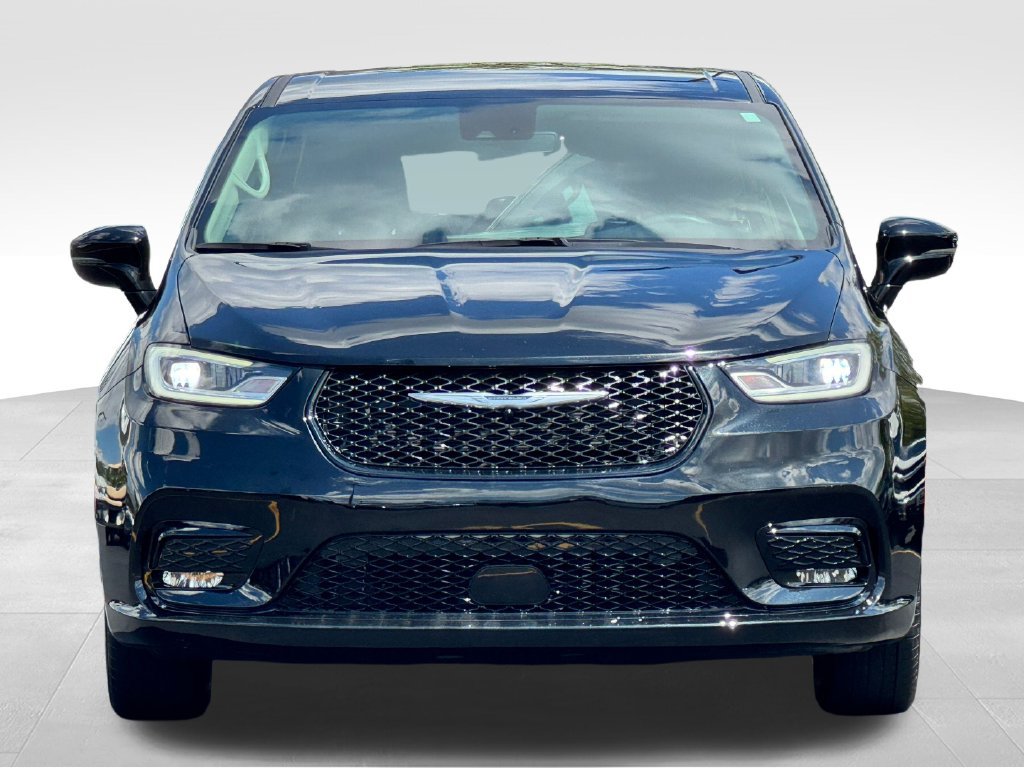 Used 2024 Chrysler Pacifica Touring-L FWD image 2