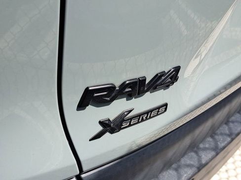 Used 2022 Toyota RAV4 XLE w/ Convenience Package image 5