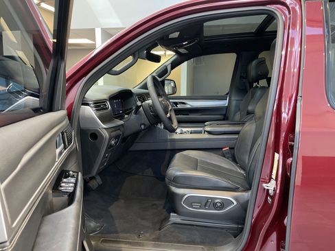 Used 2025 Jeep Wagoneer L Series II w/ Convenience Group I AWD/4WD image 17