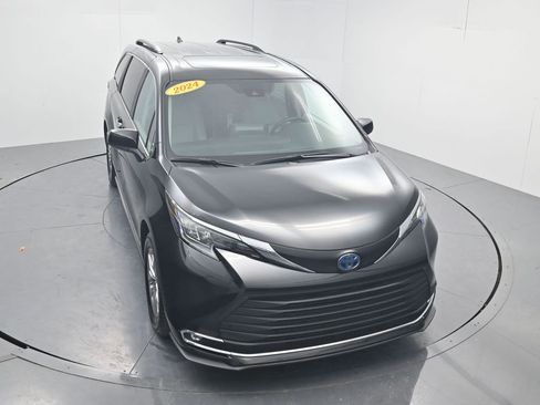 Used 2024 Toyota Sienna XLE image 51
