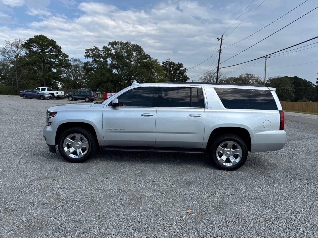 Used 2017 Chevrolet Suburban LT w/ Luxury Package RWD image 9