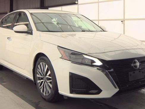 Used 2023 Nissan Altima 2.5 SV image 2