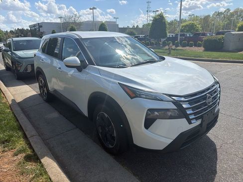 Used 2024 Nissan Rogue SV image 4