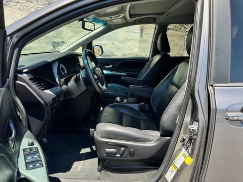 Used 2017 Toyota Sienna SE w/ SE Preferred Package FWD image 10