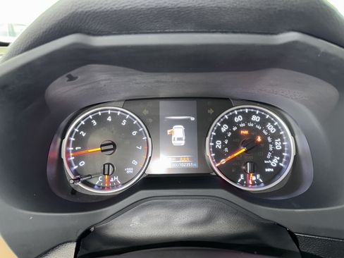 Used 2019 Toyota RAV4 LE FWD image 20