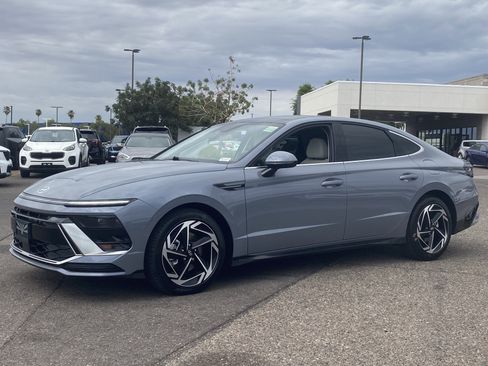 Used 2025 Hyundai Sonata SEL FWD image 2