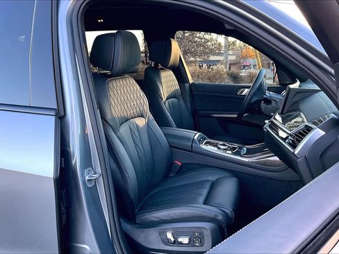 Used 2025 BMW X7 M60i image 8