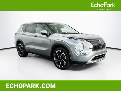 Used 2024 Mitsubishi Outlander SE image 1