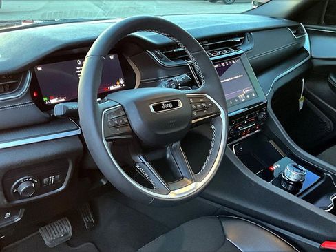 Used 2025 Jeep Grand Cherokee L Altitude image 13