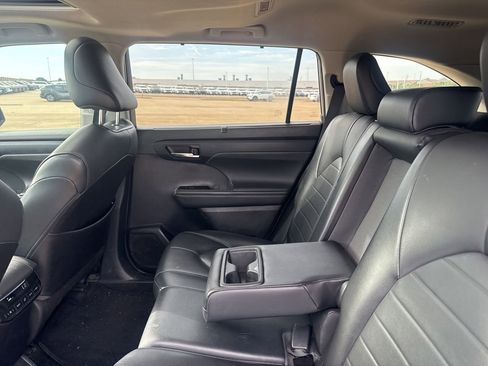 Used 2021 Toyota Highlander XLE FWD image 39
