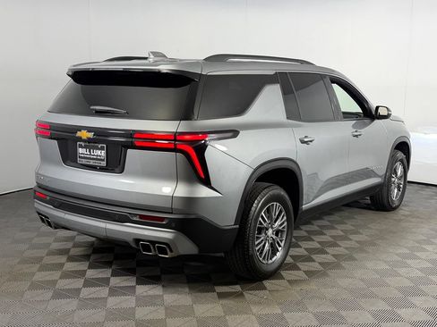 Used 2025 Chevrolet Traverse LT FWD image 8