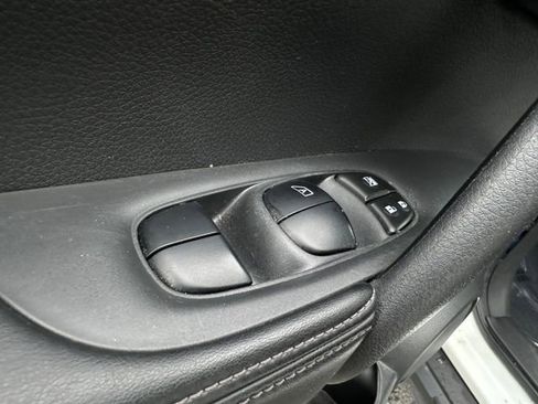 Used 2017 Nissan Rogue SV w/ SV Premium Package image 15