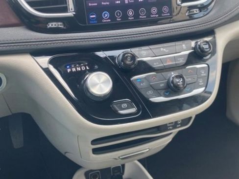 Used 2020 Chrysler Pacifica Limited image 21