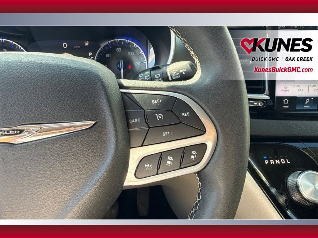 Used 2023 Chrysler Pacifica Touring-L FWD image 25