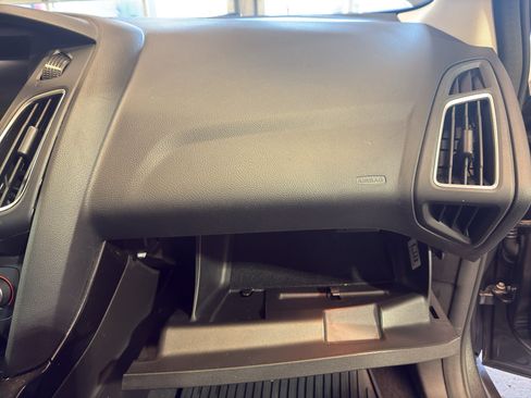 Used 2016 Ford Focus Titanium FWD image 25