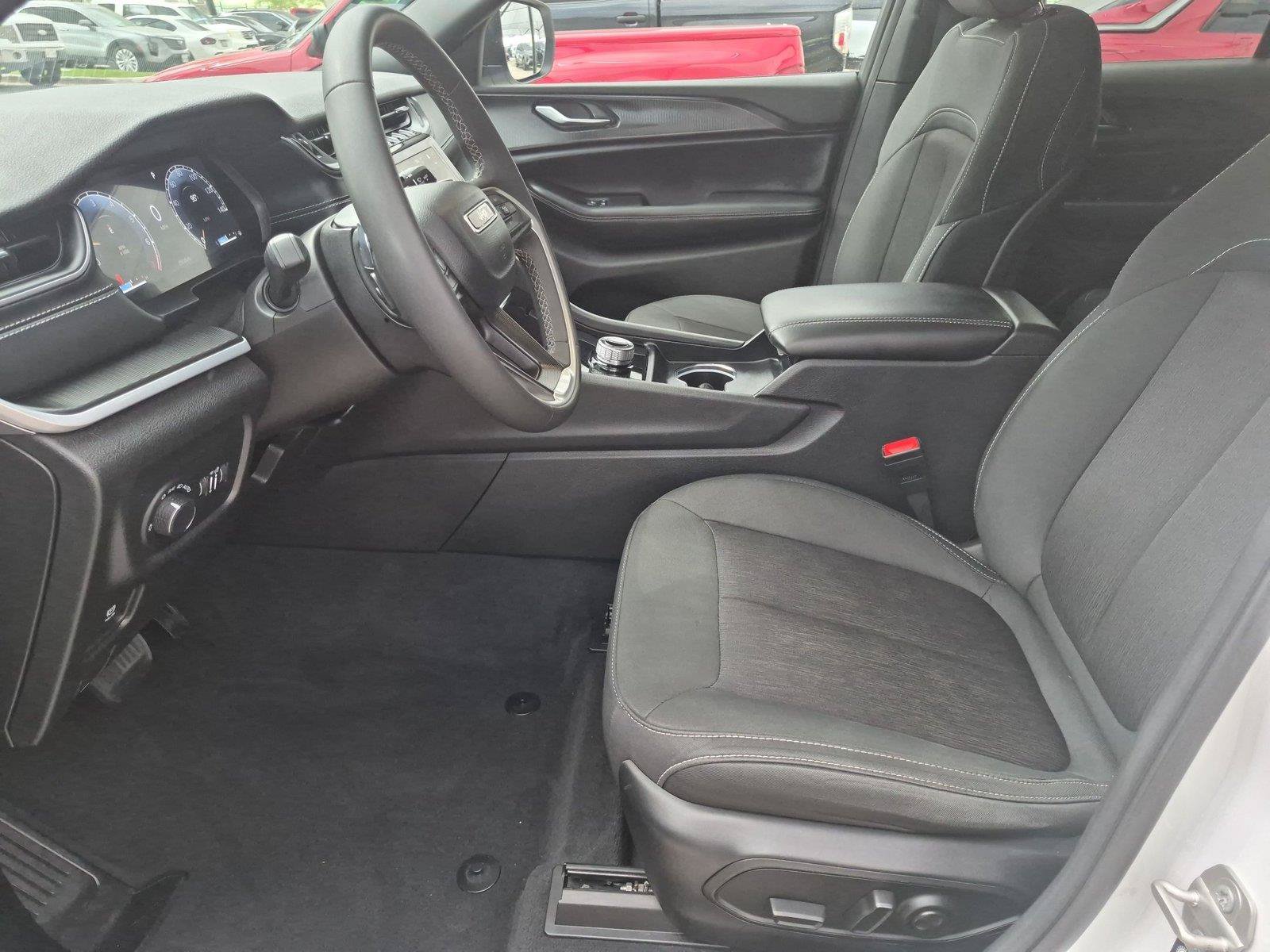 Used 2024 Jeep Grand Cherokee Laredo X RWD image 9
