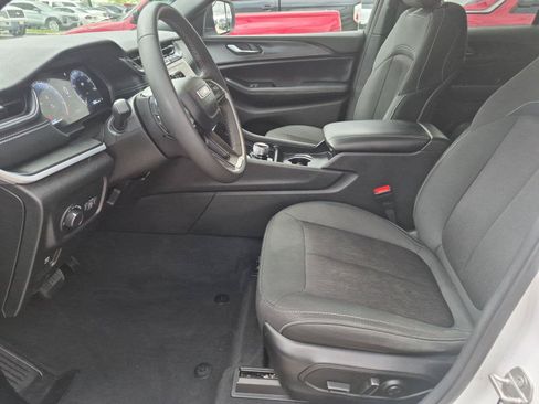 Used 2024 Jeep Grand Cherokee Laredo X RWD image 9