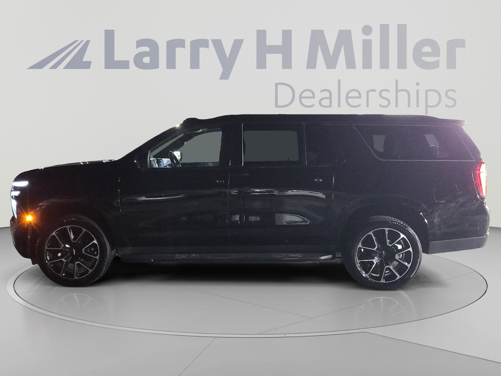 Used 2026 Chevrolet Suburban RST w/ Sun And Tow Package AWD/4WD image 2