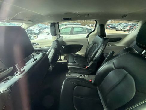 Used 2023 Chrysler Pacifica Touring-L image 7