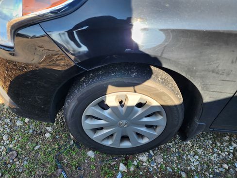 Used 2016 Nissan Versa SV image 5