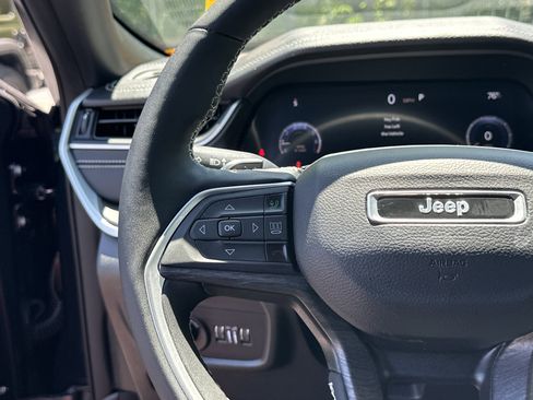 Used 2024 Jeep Grand Cherokee Limited w/ Black Appearance Package AWD/4WD image 27