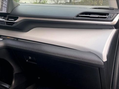 Used 2025 Toyota Sienna LE w/ LE Plus Package image 18