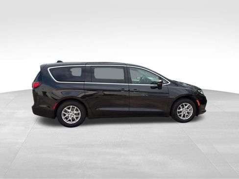 Used 2023 Chrysler Pacifica Touring-L FWD image 12