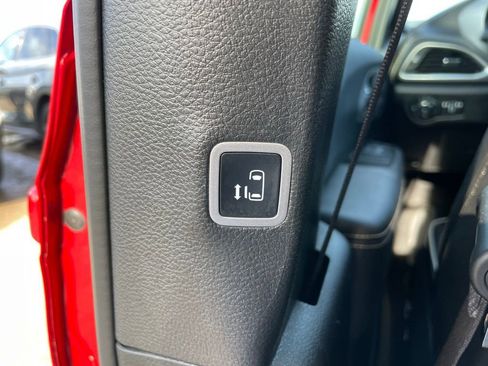 Used 2025 Chrysler Pacifica Limited image 58