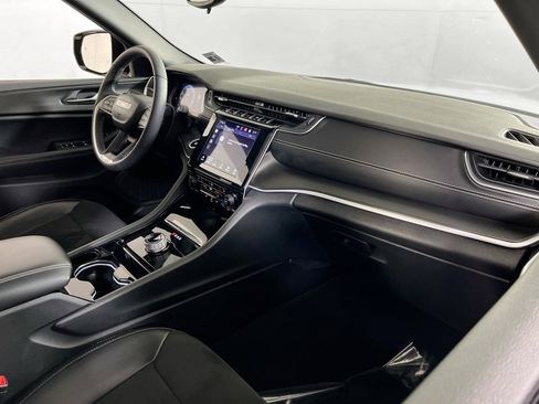 Used 2023 Jeep Grand Cherokee L Laredo image 29