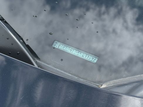 Used 2024 Chrysler Pacifica Touring-L image 32